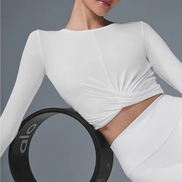 ALO Yoga Cream Long Sleeve - Cover Long Sleeve Top - Picture 1 of 5